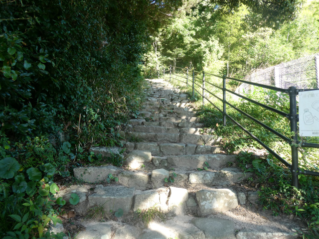 境内にある右田ヶ岳登山口（天徳寺コース）