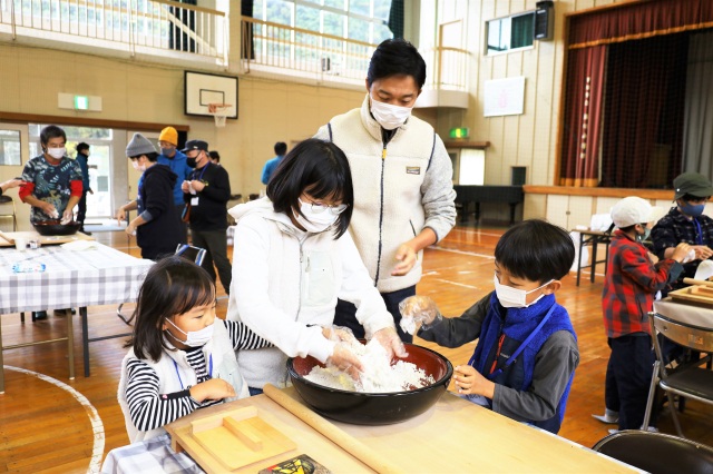 自然豊かな里山でつくる『そば打ち体験』