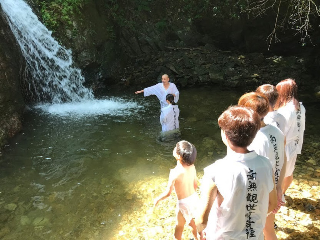 身も心も浄化するパワースポット「高滝山」滝行体験