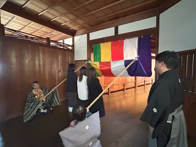 厳かな能楽堂で時を刻む